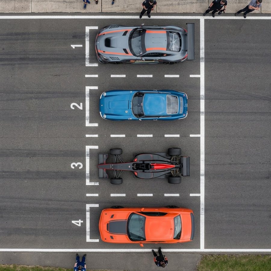 Vier wagens van bovenaf op de startopstelling